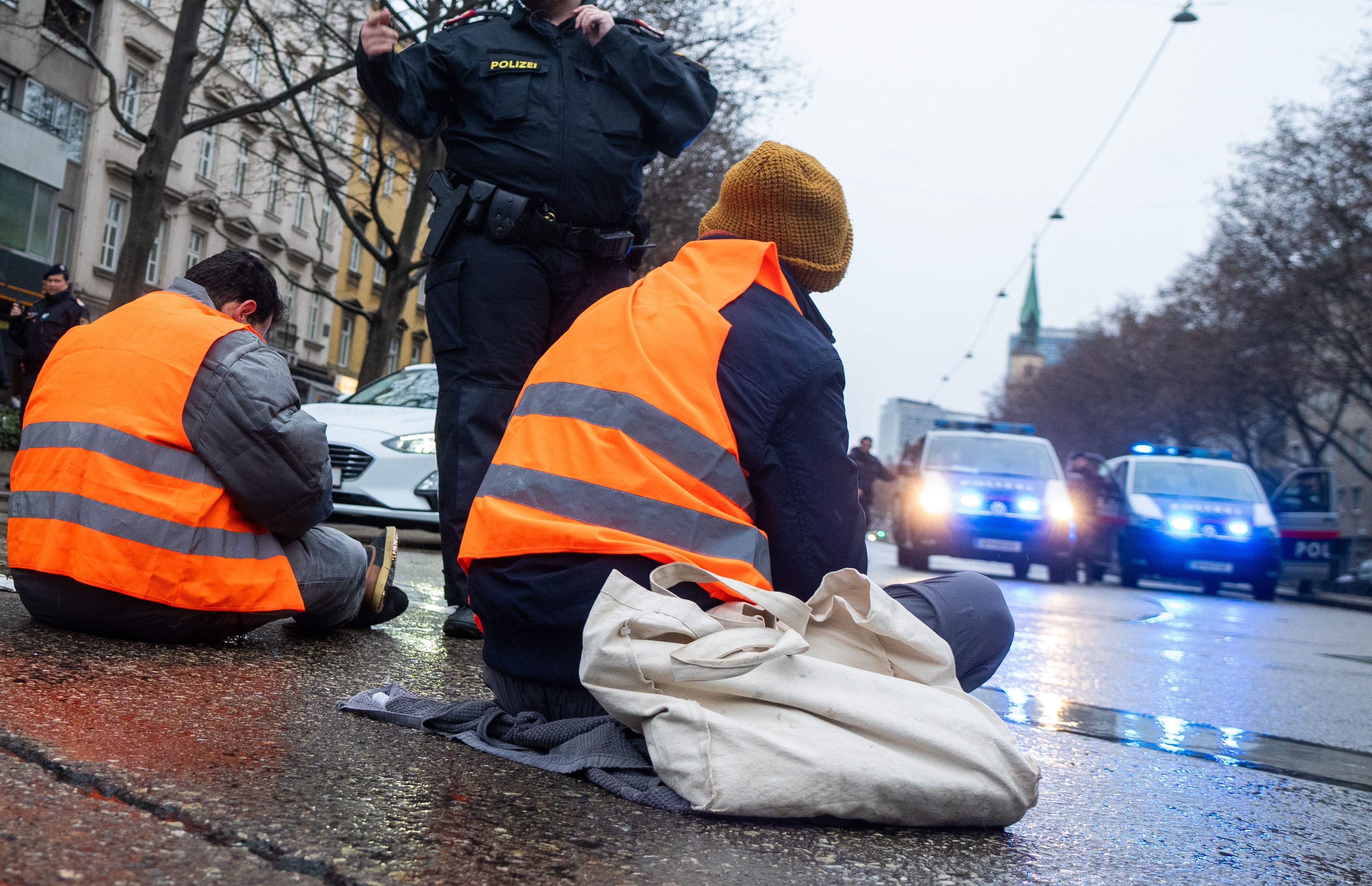 Download von www.picturedesk.com am 10.01.2023 (10:42).  ABD0027_20230110 - WIEN - ÖSTERREICH: Klimaaktivisten der Organisation "Letzte Generation" haben am Dienstag, 10. Jänner 2023, eine Zufahrt zum Verteilerkreis am Praterstern blockiert. - FOTO: APA/GEORG HOCHMUTH - 20230110_PD2282 - Rechteinfo: Rights Managed (RM)