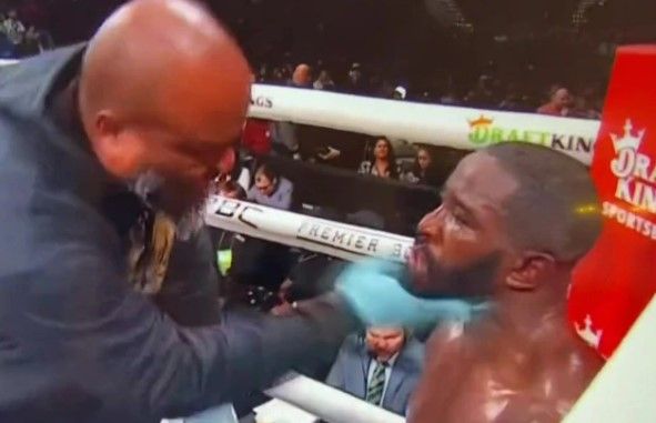 Coach Kenny Ellis versucht seinen Schützling Demond Nicholson mit einem Schlag "aufzuwecken".