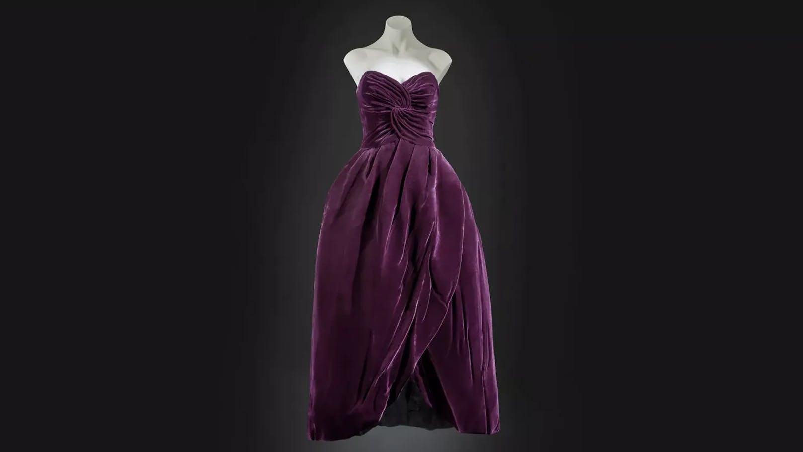 Das auberginefarbene Seidensamtkleid wurde von Victor Edelstein als Teil seiner Herbstkollektion 1989 entworfen.