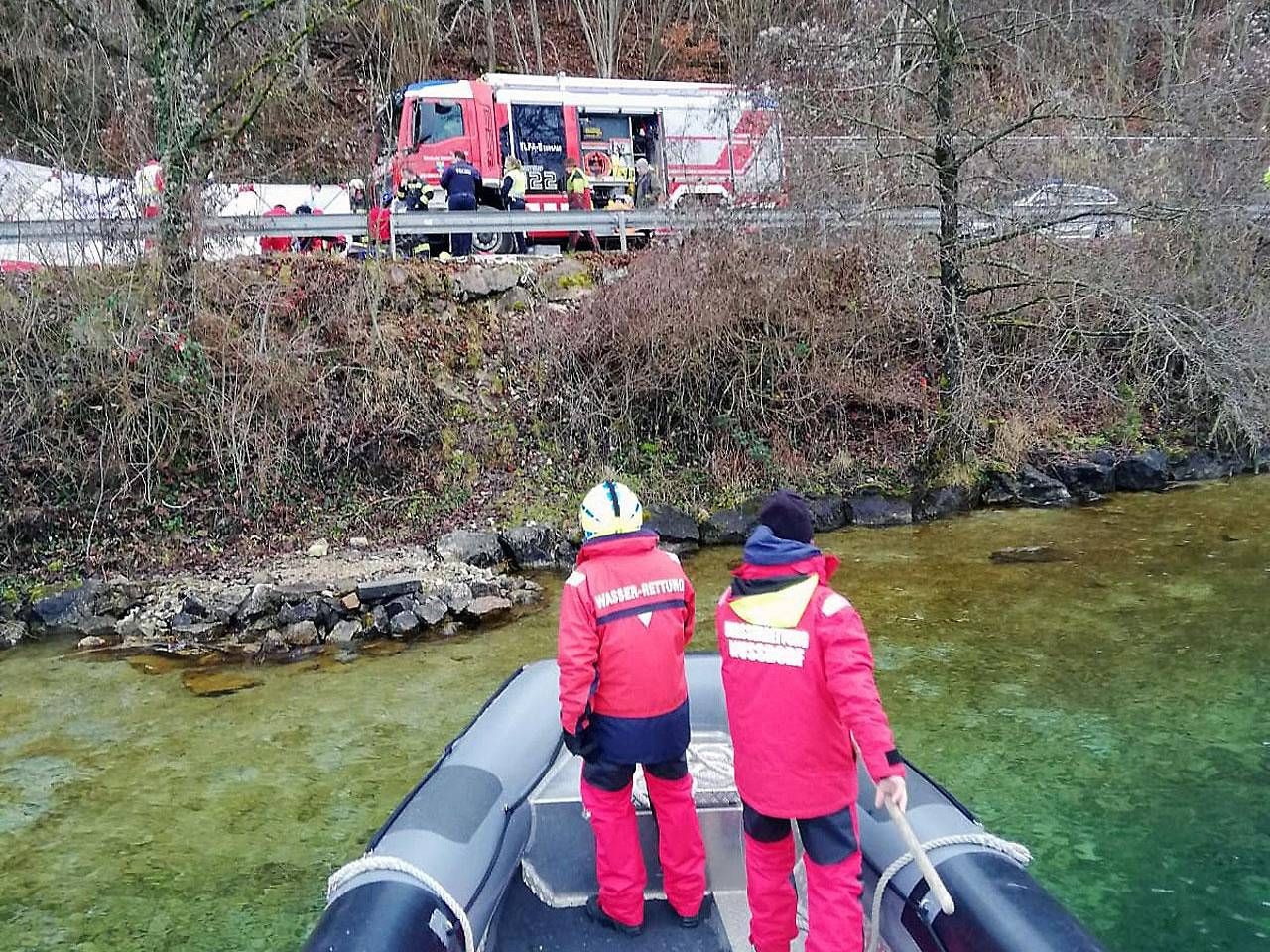Die Wasserrettung Oberösterreich versuchte noch gemeinsam mit dem Roten Kreuz, dem Mann zu helfen. Die Wiederbelebungsversuche waren aber erfolglos.
