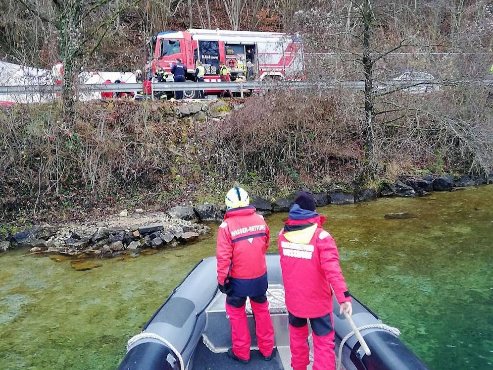 Die Wasserrettung Oberösterreich versuchte noch gemeinsam mit dem Roten Kreuz, dem Mann zu helfen. Die Wiederbelebungsversuche waren aber erfolglos.