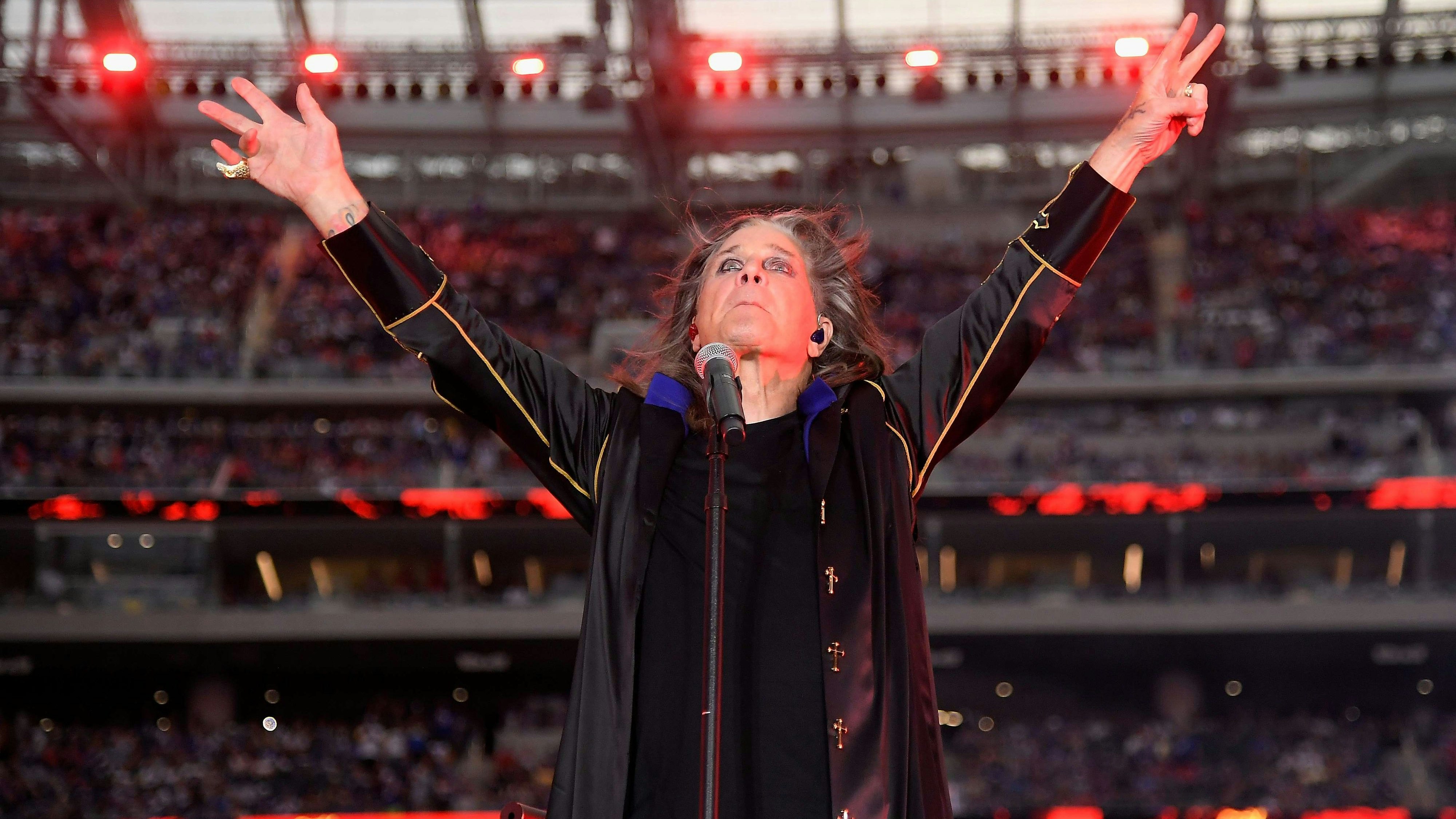 Download von www.picturedesk.com am 10.01.2023 (18:16).  INGLEWOOD, CALIFORNIA - SEPTEMBER 08: Musician Ozzy Osbourne performs during half-time of the NFL game between the Los Angeles Rams and the Buffalo Bills at SoFi Stadium on September 08, 2022 in Inglewood, California. Kevork Djansezian/Getty Images/AFP - 20220908_PD23199 - Rechteinfo: Rights Managed (RM) Fotografische Urheberrechte sind garantiert. Der Kunde selbst hat insbesondere die Persönlichkeitsrechte der abgebildeten Personen in eigener Verantwortung zu beachten (AGBs Punkt 5). Nur für redaktionelle Nutzung durch Tageszeitungen und Onlinemedien!