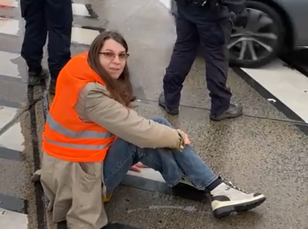 Martha Krumpeck klebte am Dienstag auf einem Zebrastreifen am Praterstern fest.