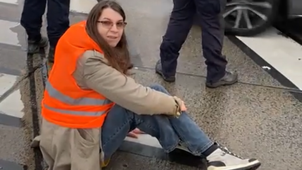 Martha Krumpeck klebte am Dienstag auf einem Zebrastreifen am Praterstern fest.