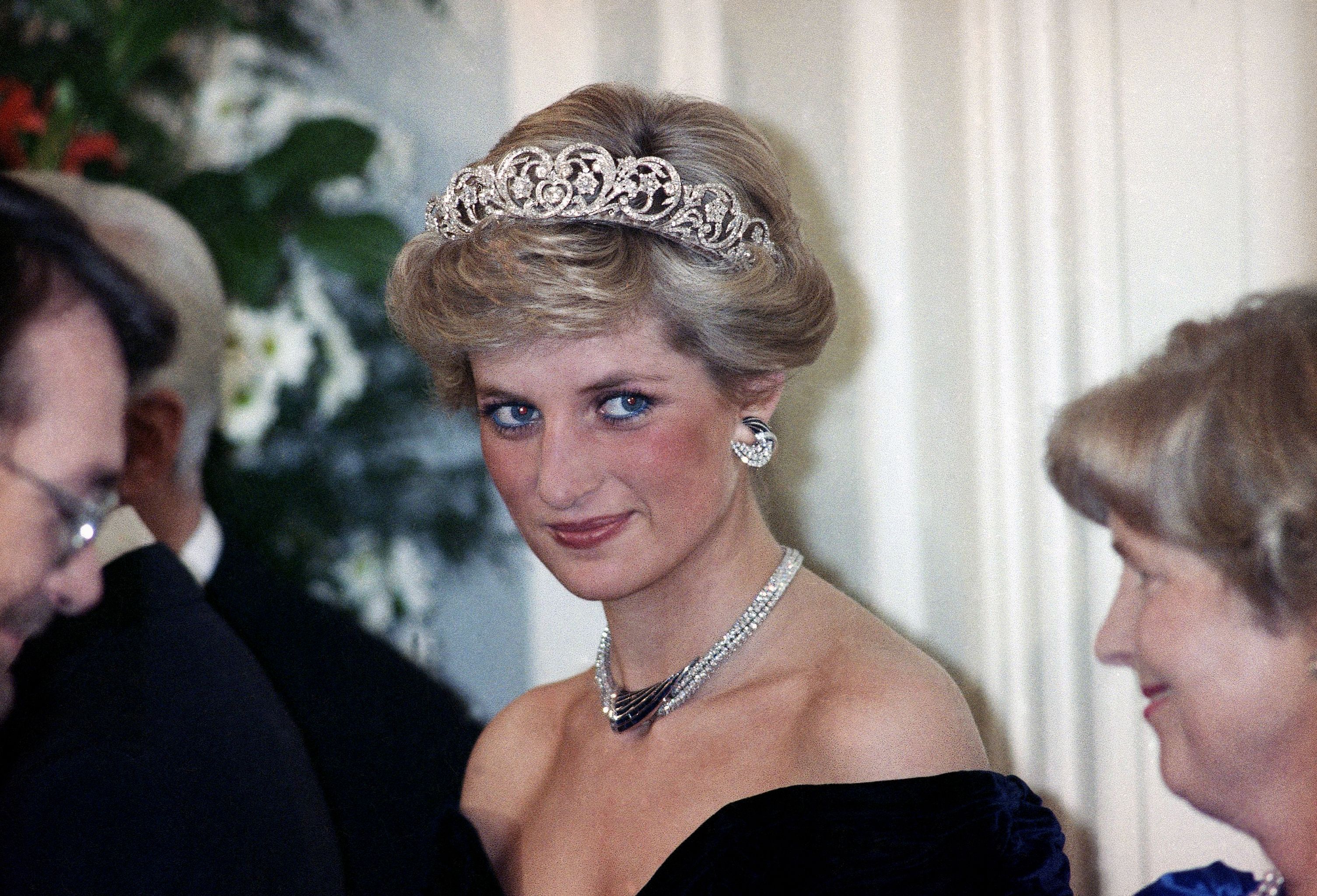 Download von www.picturedesk.com am 10.01.2023 (12:38).  FILE - In this Monday, Nov. 2, 1987 file photo, Britain's Diana, the Princess of Wales, is pictured during an evening reception given by the West German President Richard von Weizsacker in honour of the British Royal guests in the Godesberg Redoute in Bonn, Germany. It has been 20 years since the death of Princess Diana in a car crash in Paris and the outpouring of grief that followed the death of the ÄúpeopleÄôs princess.Ä (AP Photo/Herman Knippertz, File) - 19871102_PD0041 - Rechteinfo: Rights Managed (RM)