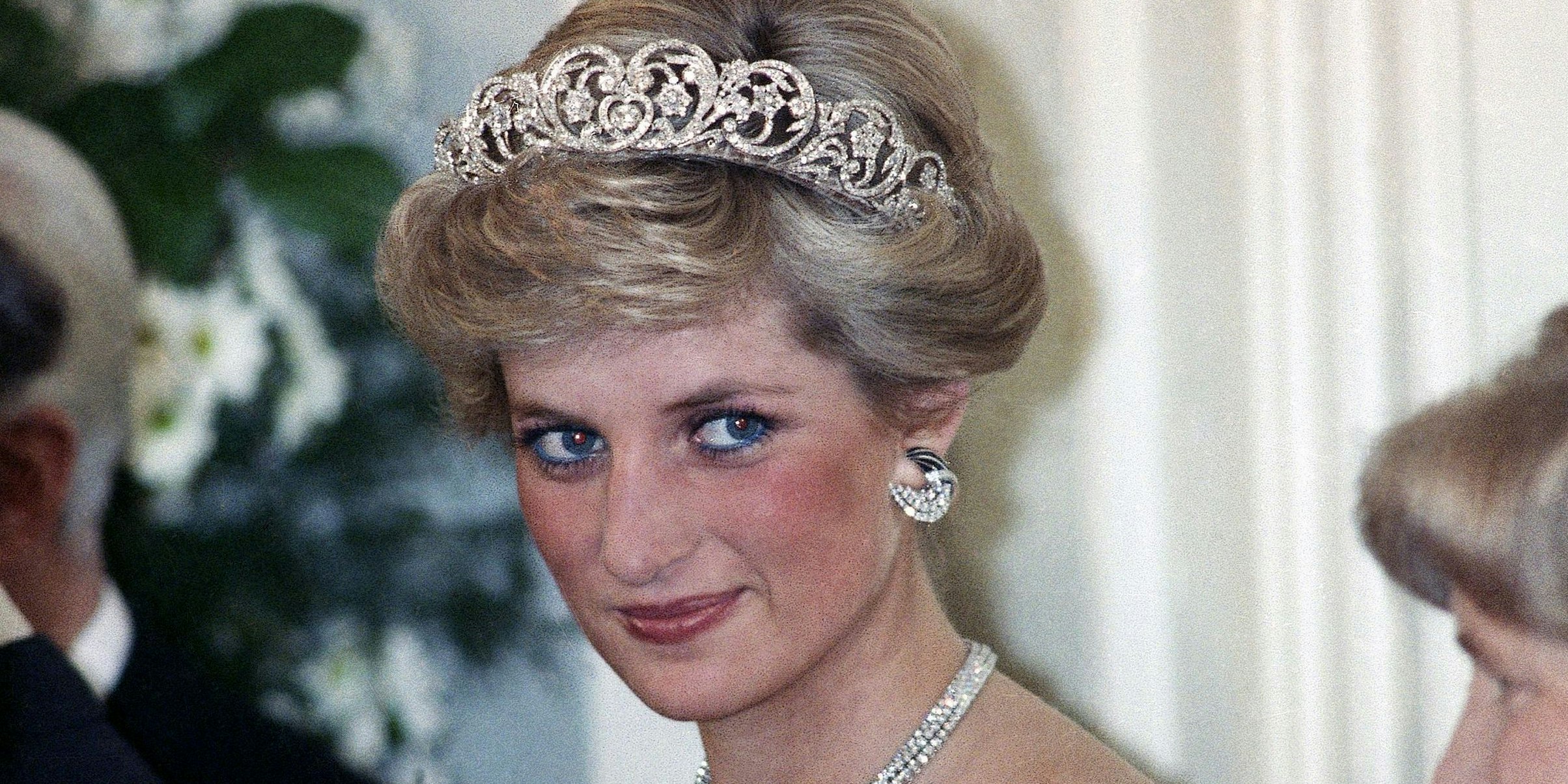 Download von www.picturedesk.com am 10.01.2023 (12:38).  FILE - In this Monday, Nov. 2, 1987 file photo, Britain's Diana, the Princess of Wales, is pictured during an evening reception given by the West German President Richard von Weizsacker in honour of the British Royal guests in the Godesberg Redoute in Bonn, Germany. It has been 20 years since the death of Princess Diana in a car crash in Paris and the outpouring of grief that followed the death of the ÄúpeopleÄôs princess.Ä (AP Photo/Herman Knippertz, File) - 19871102_PD0041 - Rechteinfo: Rights Managed (RM)