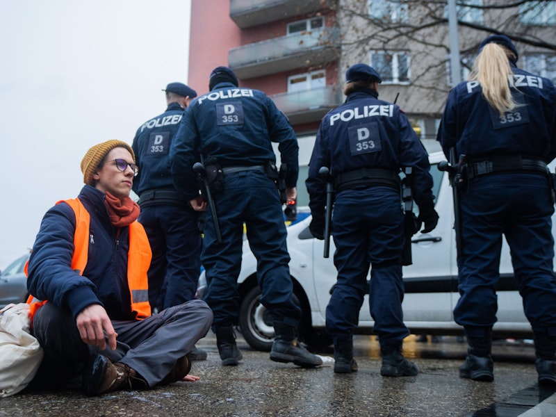 Klimaaktivisten der Organisation "Letzte Generation" haben am Dienstag eine Zufahrt zum Verteilerkreis am Praterstern blockiert.