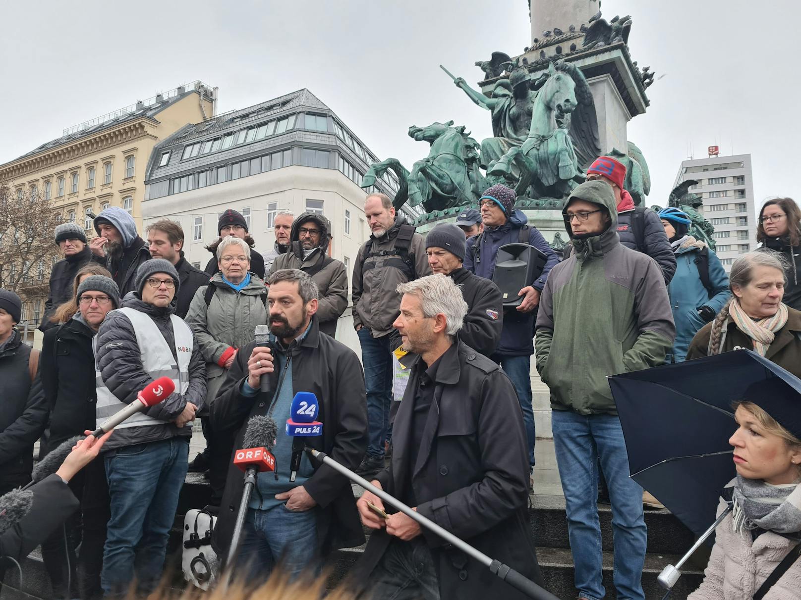 Renommierte Wissenschafter - vorne im Bild Franz Essl, "Wissenschafter des Jahres 2022", und Reinhard Steurer, Professor für Klimapolitik an der BOKU - solidarisieren sich mit den Klimaprotesten der Letzten Generation.