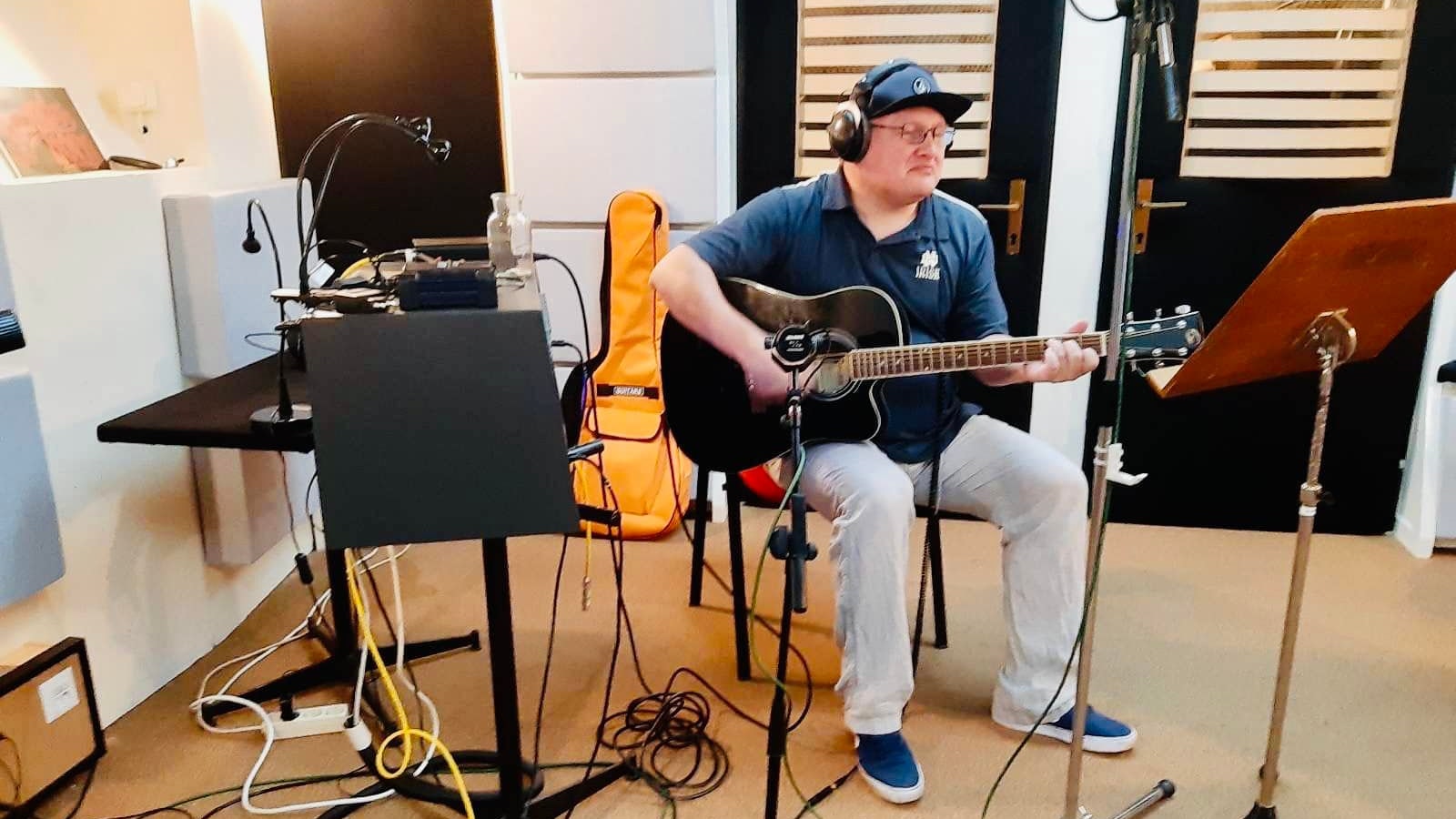 Harry Miltner holte nach 20 Jahren wieder die Gitarre raus.