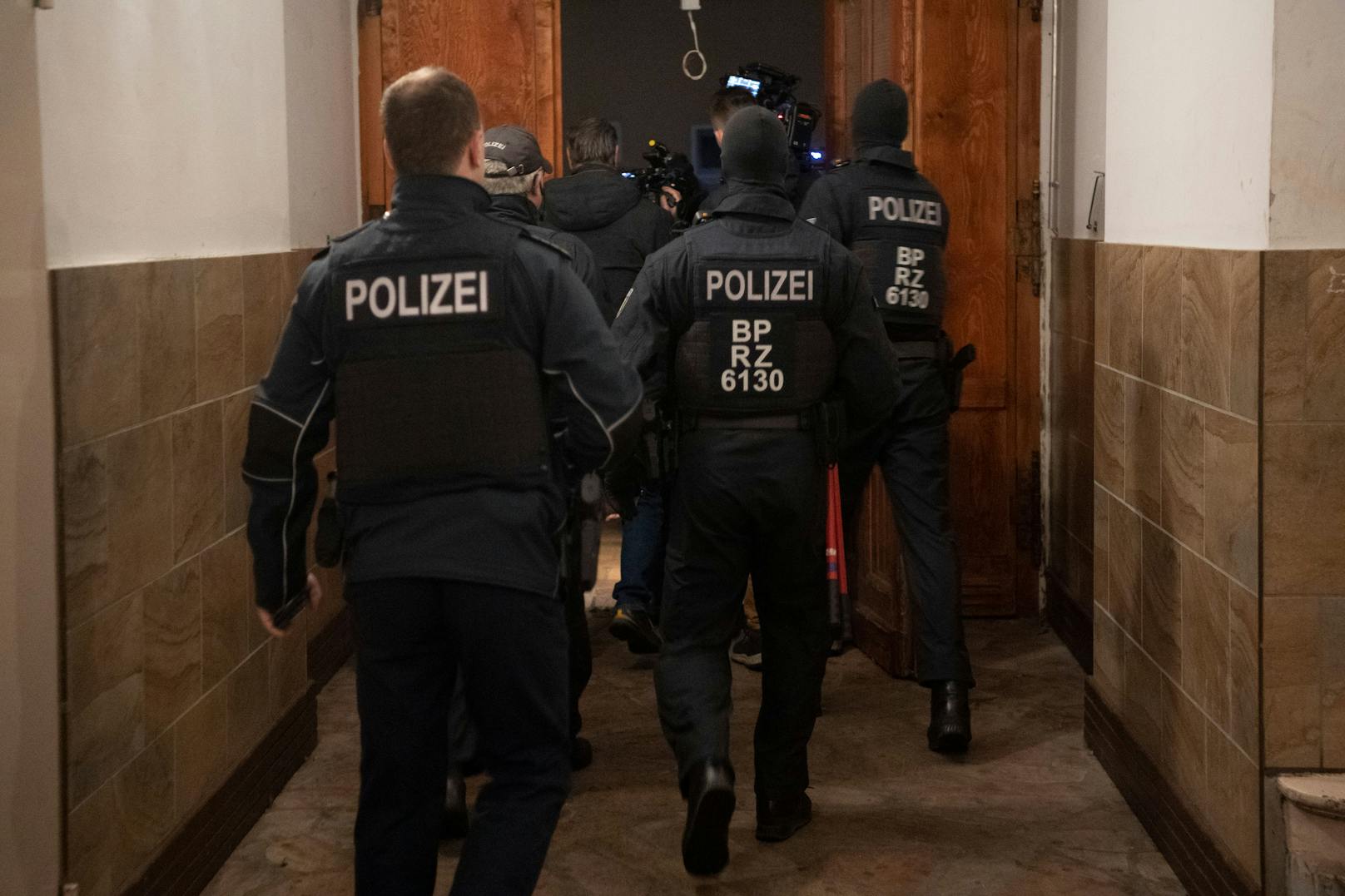 Deutsche Polizeibeamte bei einem Einsatz. Symbolbild.