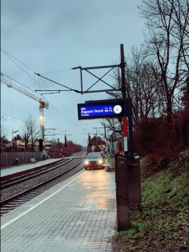Seelenruhig fuhr eine ältere Dame am Bahnsteig in Speising mit ihrem VW-Golf entlang.