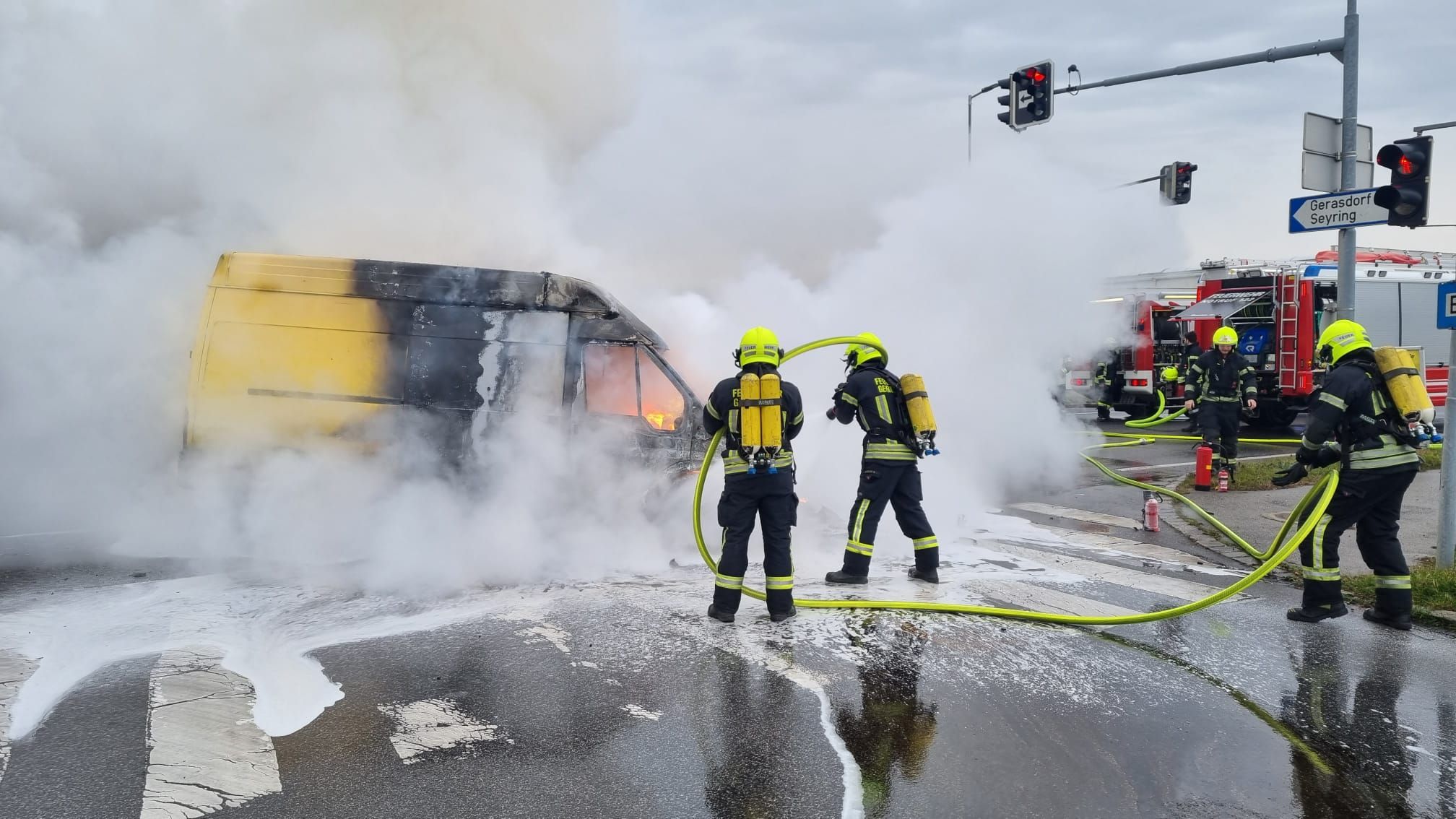 Kleintransporter Ging Nach Unfall In Flammen Auf | Heute.at