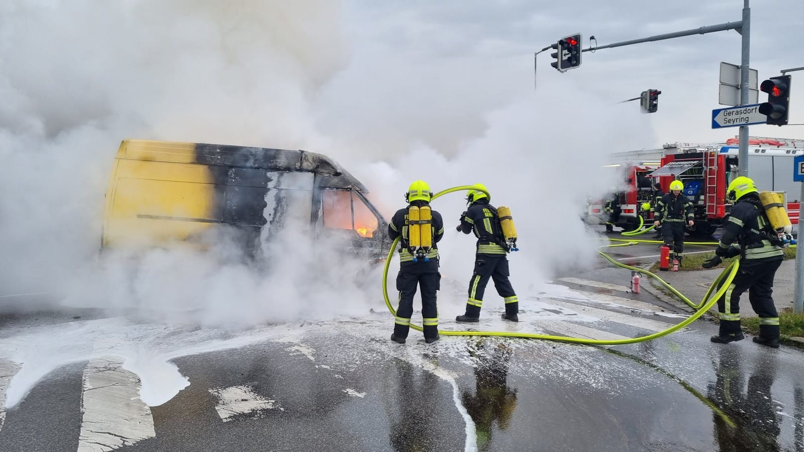 Kleintransporter ging nach Unfall in Flammen auf