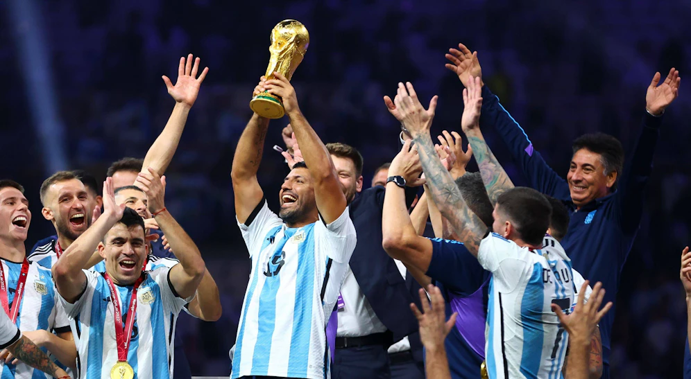 Agüero schlüpfte ins Argentinien-Trikot und schummelte sich zu seinen ehemaligen Kollegen zur Weltmeister-Feier, durfte sogar den Pokal stemmen.