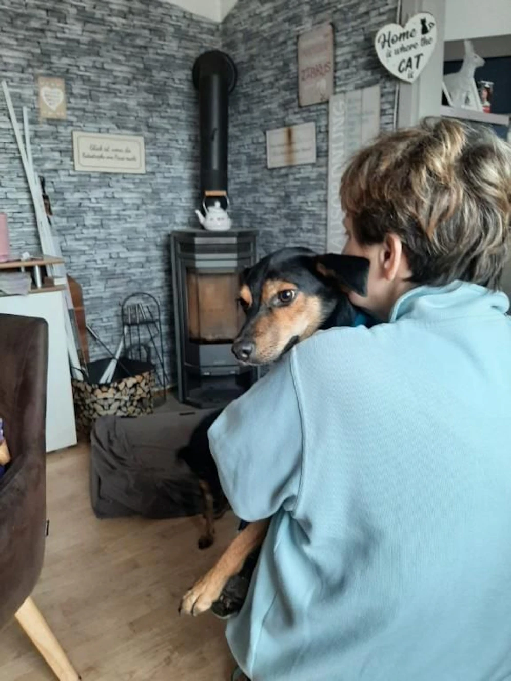 Christine A. (mit Pflegehund Bonny) kann sich nach Jobverlust und Erkrankung das Heizen nicht mehr leisten.