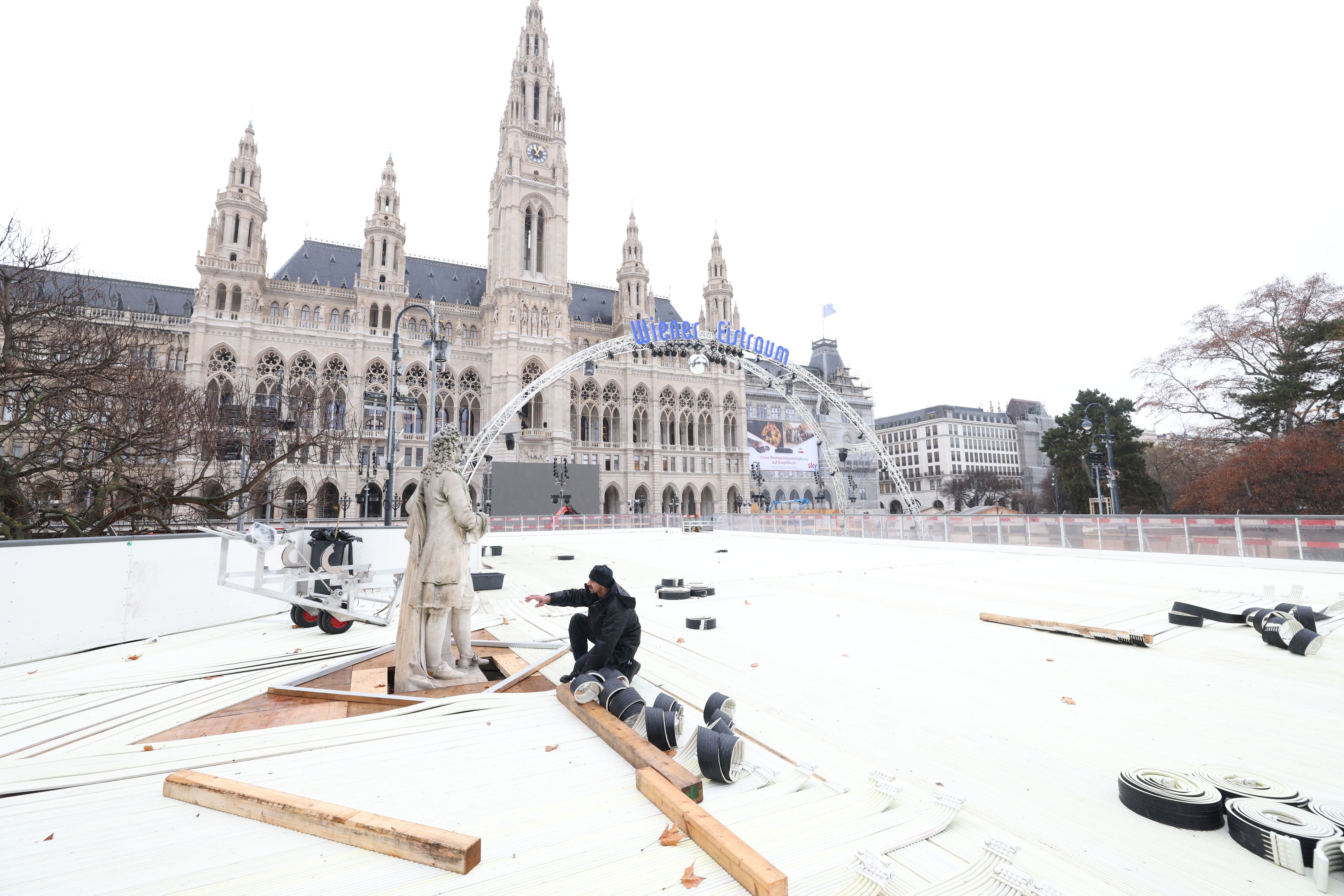 Noch bis 19. Jänner wird auf dem Rathausplatz gewerkt – danach können sich Eislauf-Fans austoben.