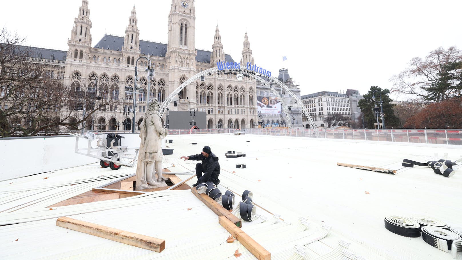 Noch bis 19. Jänner wird auf dem Rathausplatz gewerkt – danach können sich Eislauf-Fans austoben.