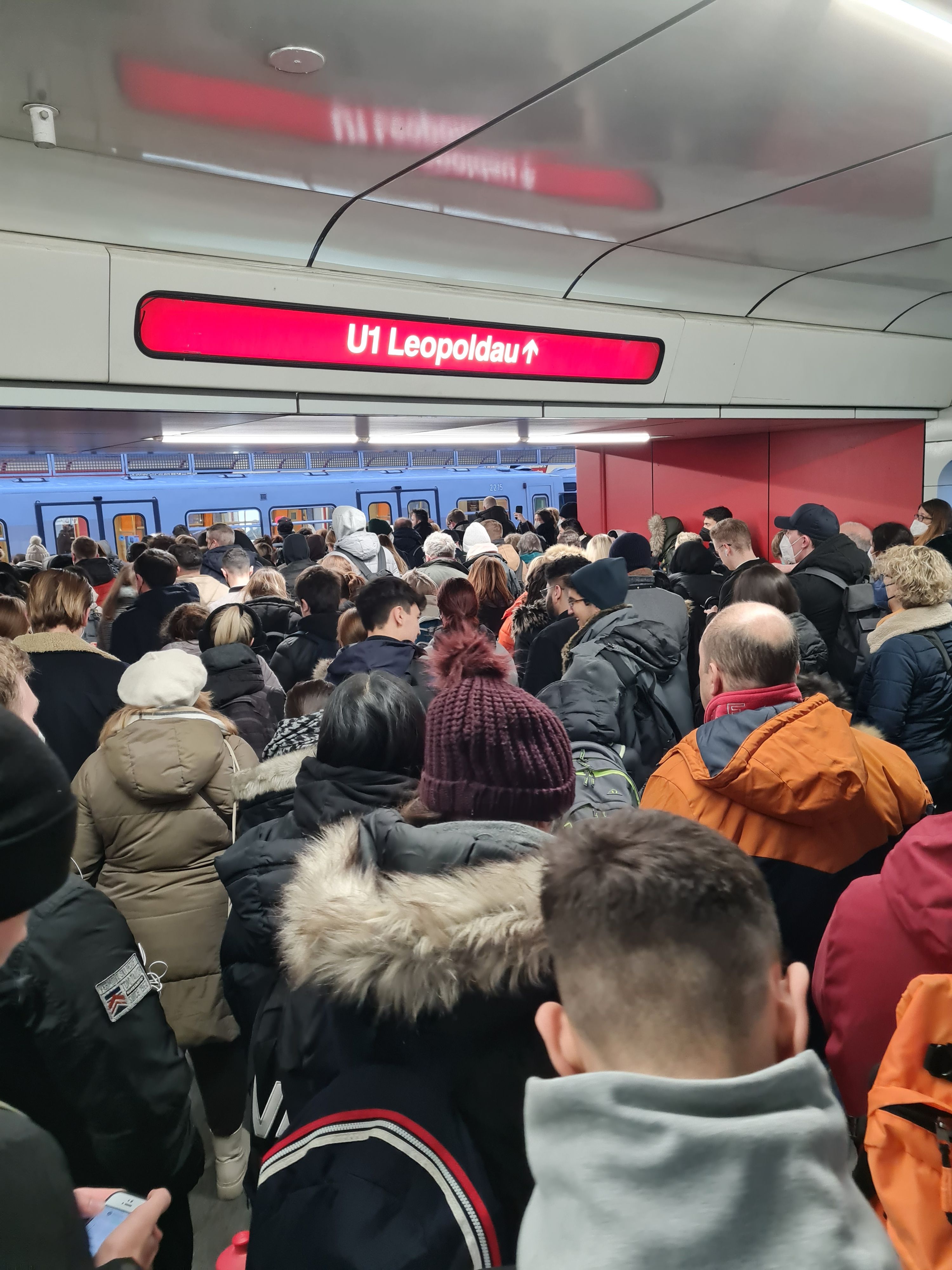 Auf der U1 kommt es im Morgenverkehr zu Verzögerungen.