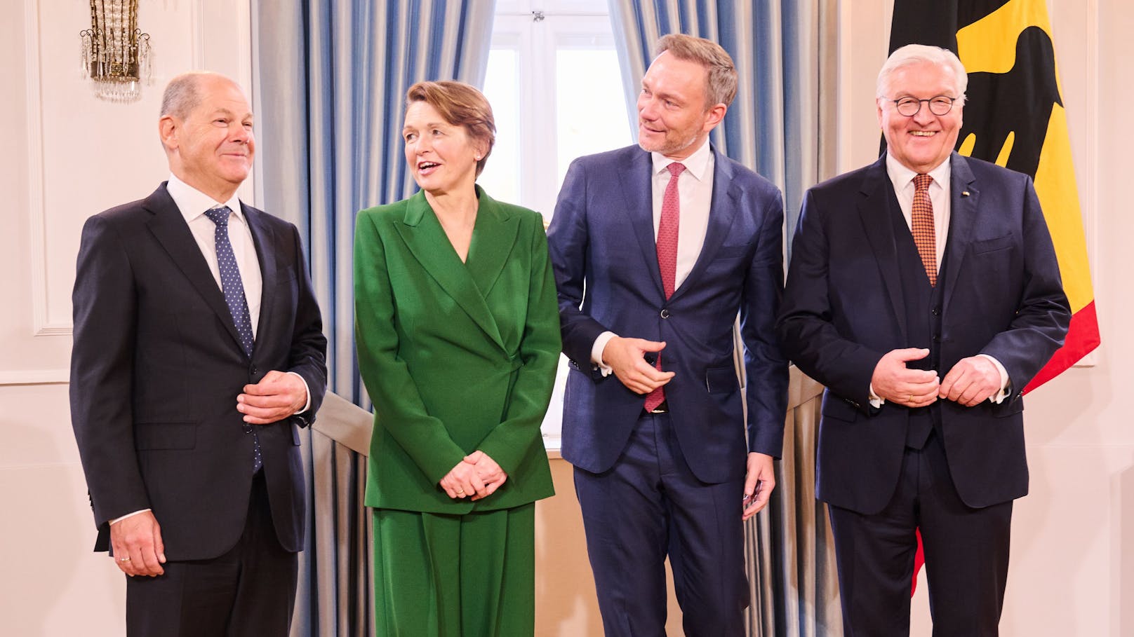 Deutschlands Kanzler Olaf Scholz (l-r, SPD), First Lady Elke Büdenbender, Finanzminister Christian Lindner (FDP), Bundespräsident Frank-Walter Steinmeier beim Neujahrsempfang auf Schloss Bellevue.