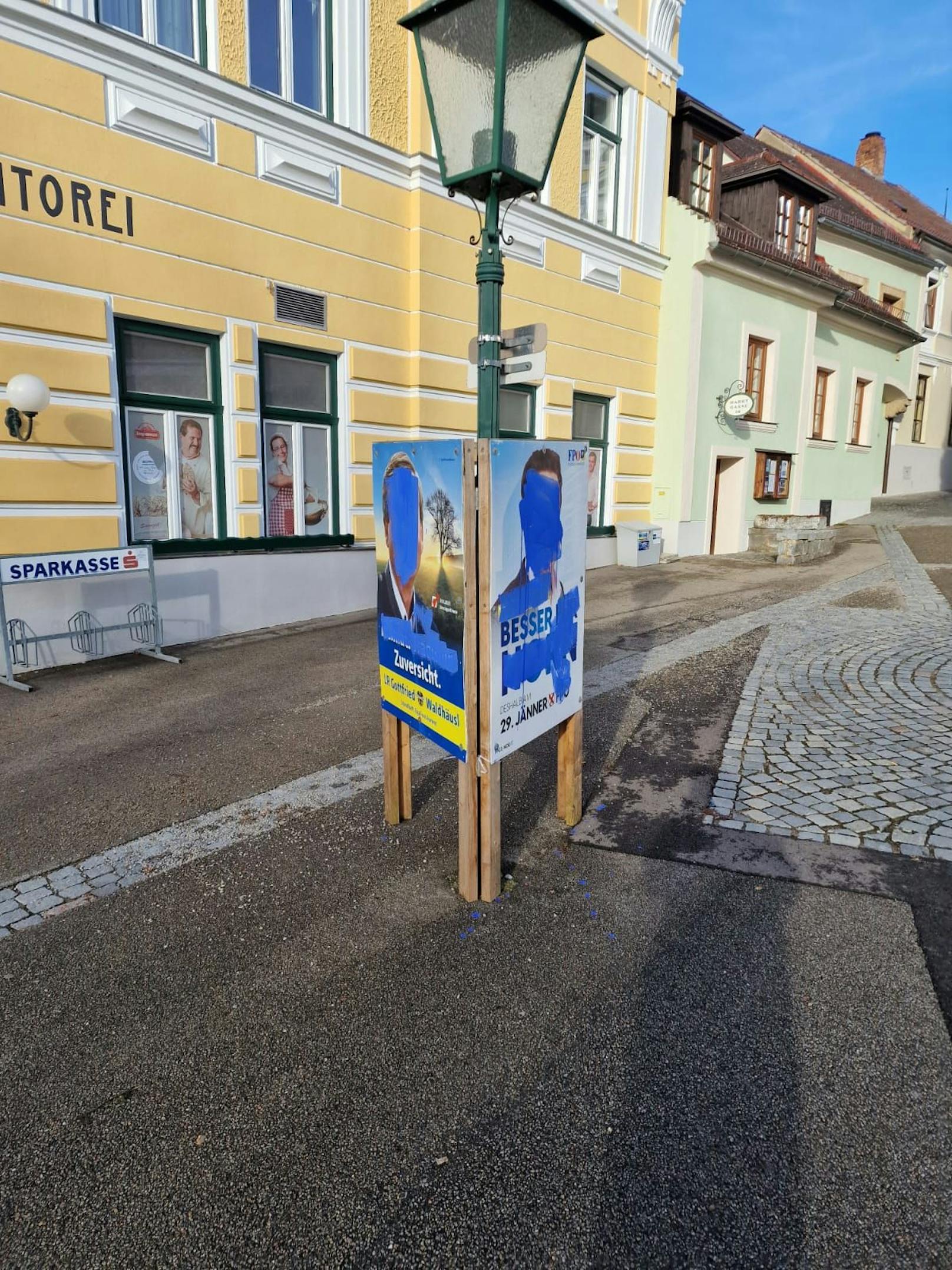 Eines der zerstörten Plakate