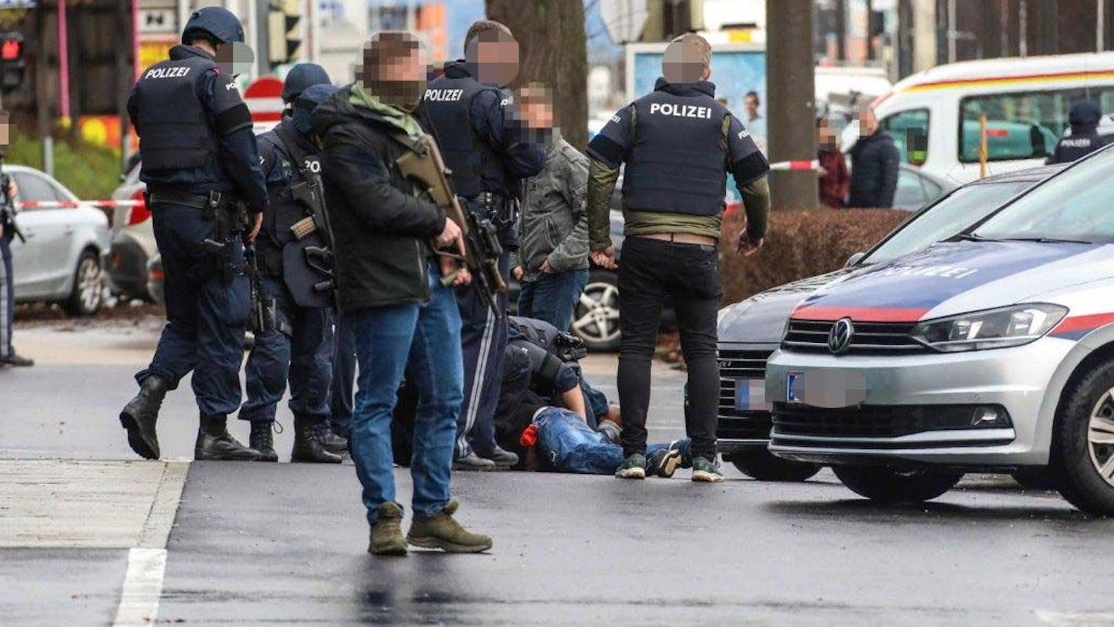 Anfang Jänner drehte ein Mann in Linz völlig durch. Er verletzte seine Frau schwer und sorgte dann mit einer Amokfahrt durch Linz für Chaos. Bei der Meixnerkreuzung wurde der 41-Jährige festgenommen.&nbsp;