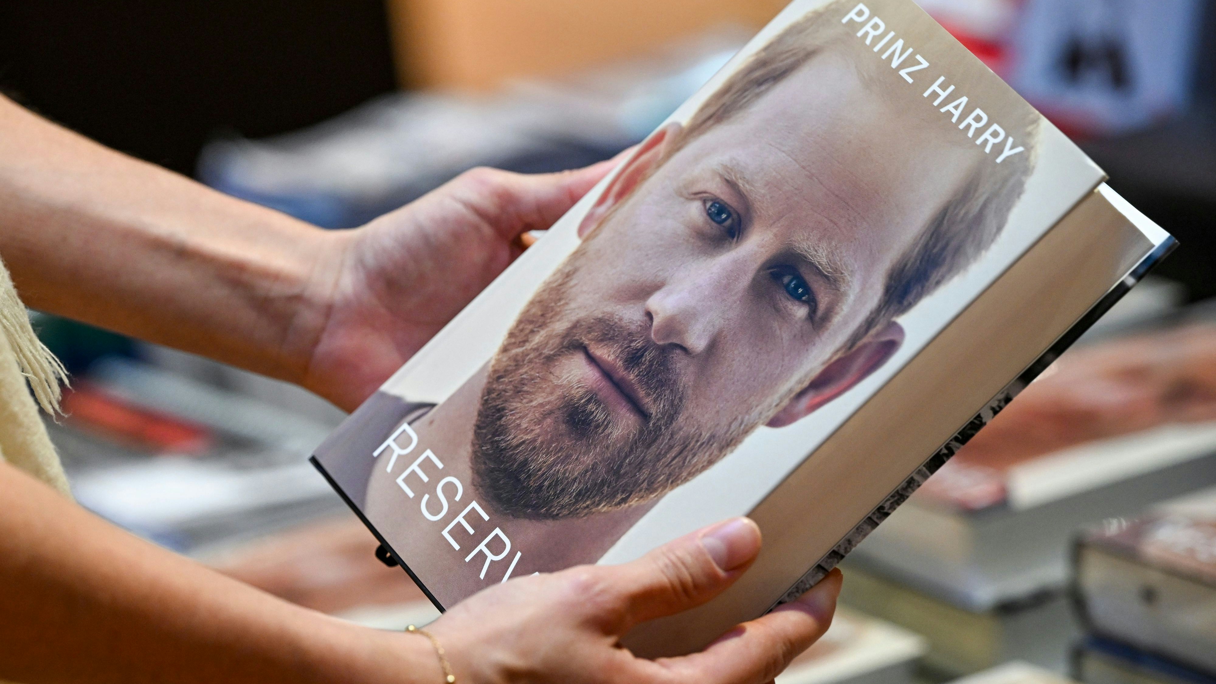 Download von www.picturedesk.com am 10.01.2023 (20:06).  10 January 2023, Berlin: The biography of Prince Harry is available for sale at the Dussmann cultural department store. "Reserve", as the German title of the book reads, appeared on Tuesday night. In the English original, the provocative title of the book is "Spare". Photo: Jens Kalaene/dpa - 20230110_PD2266 - Rechteinfo: Rights Managed (RM)