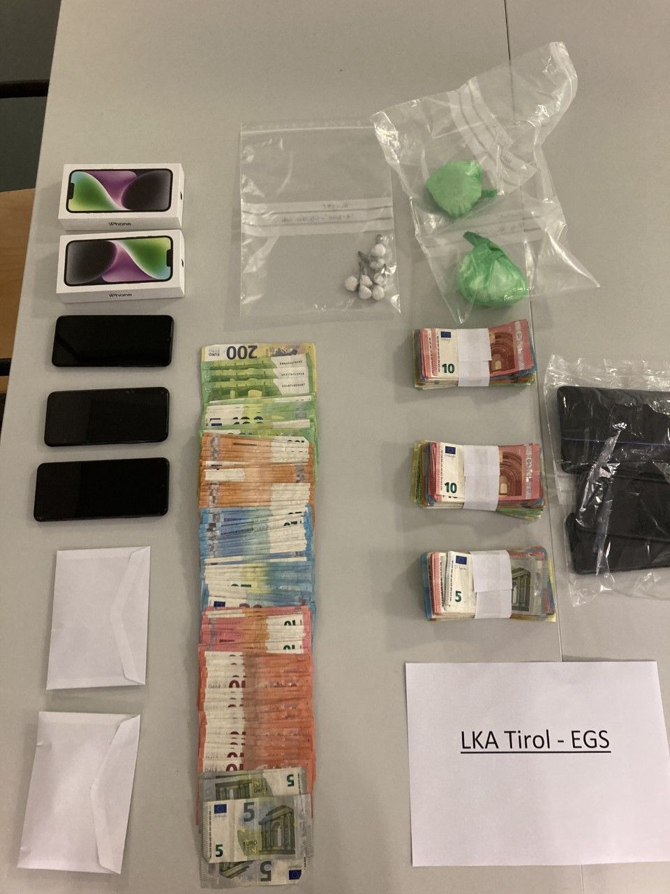 Die Beamten konnten Suchtgift und eine höhere Summe Bargeld sicherstellen. 