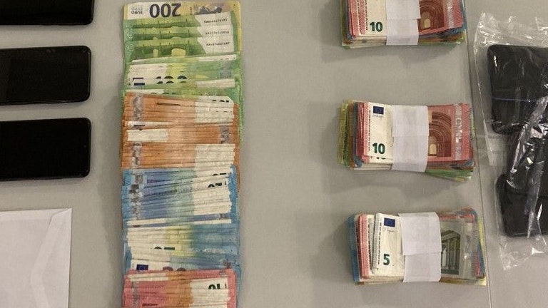 Die Beamten konnten Suchtgift und eine höhere Summe Bargeld sicherstellen. 