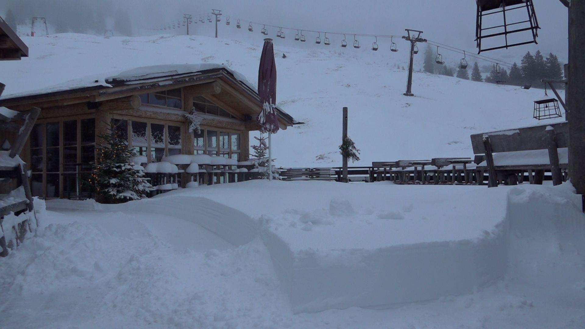 In den Alpen setzte am Vormittag Schneefall ein – doch zugleich nahm auch der Wind Fahrt auf.