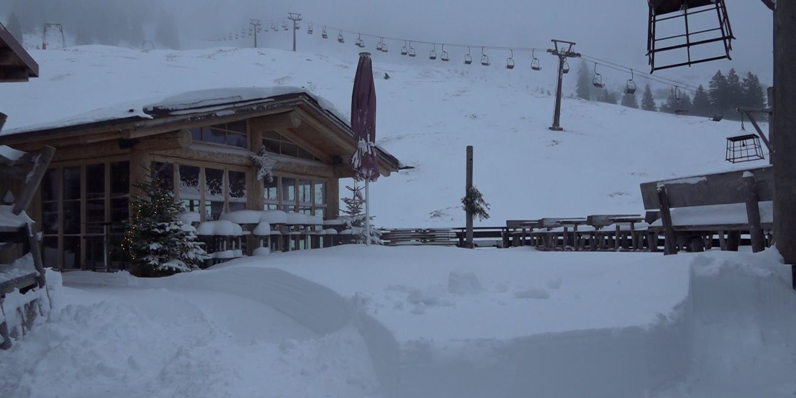 In den Alpen setzte am Vormittag Schneefall ein – doch zugleich nahm auch der Wind Fahrt auf.