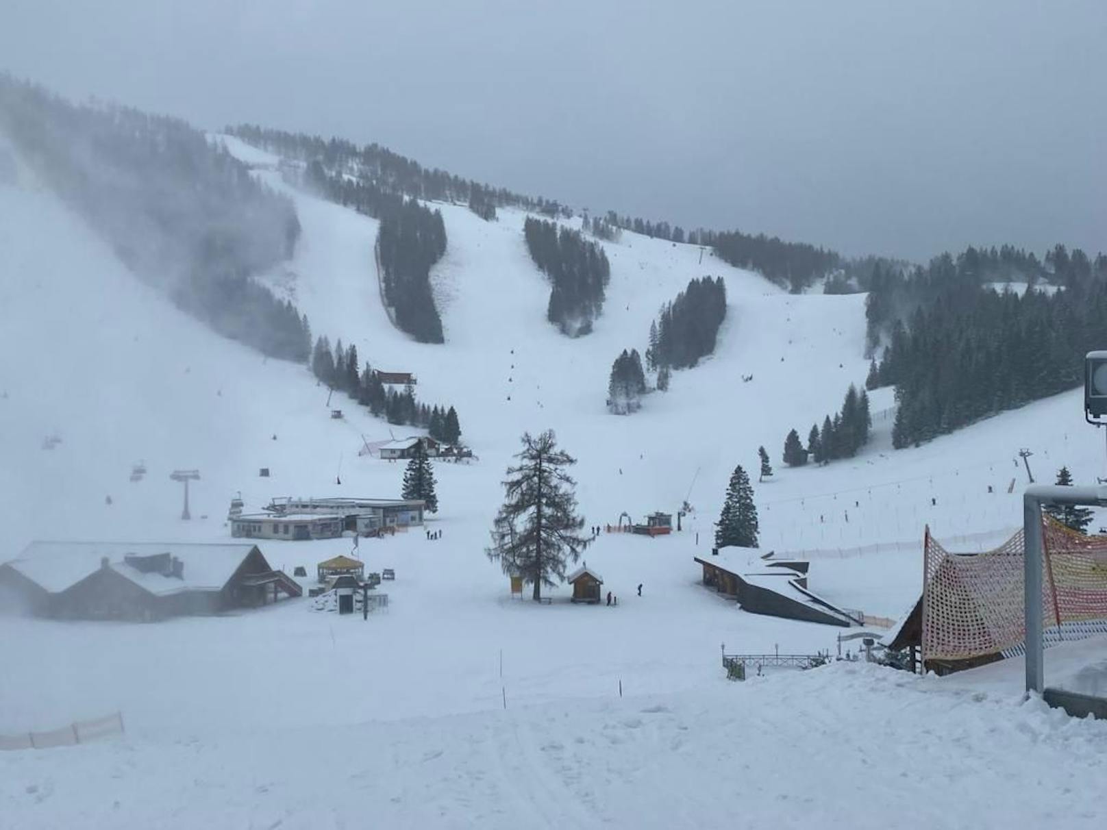 Im Skigebiet Hinterstoder-Wurzeralm fielen von Montag auf Dienstag zehn Zentimeter Neuschnee.