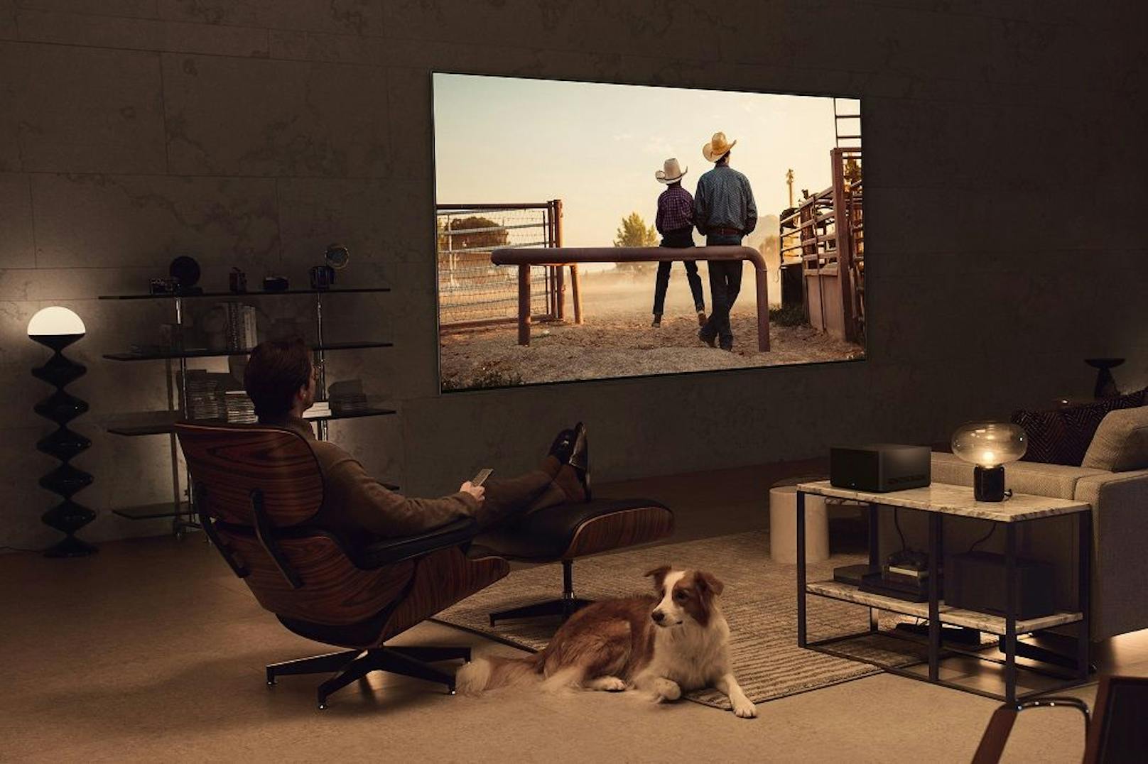 Trotz der beeindruckenden Größe des Fernsehers fügt sich der M3, dank seines dezenten One-Wall-Designs, mühelos in jeden Raum ein.