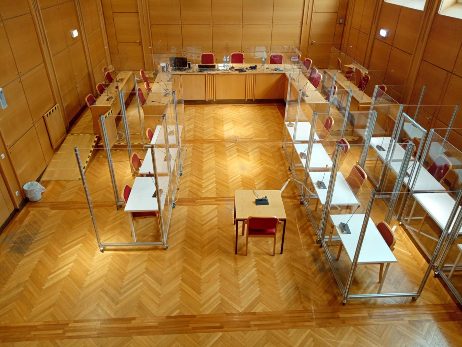 Eine 34-Jährige und ein 36-Jähriger saßen am Montag im großen Schwurgerichtssaal am Linzer Gericht wegen Raubes auf der Anklagebank.