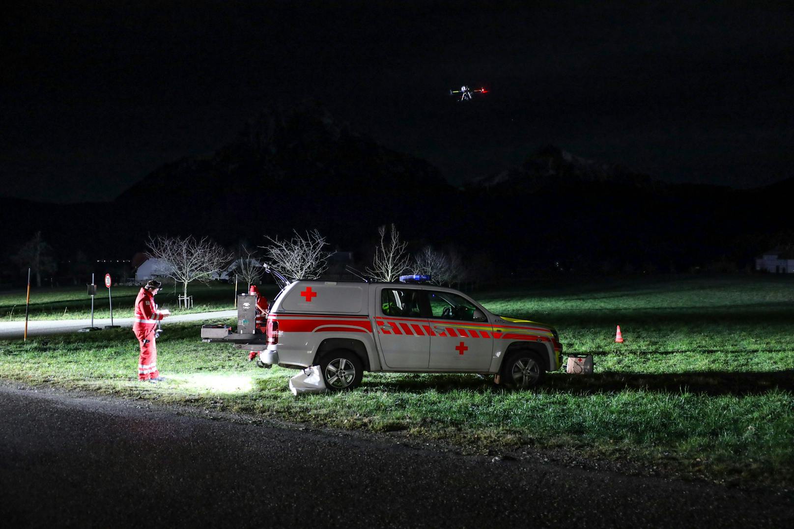 Ein Großaufgebot an Einsatzkräften war in der Nacht auf Mittwoch bei einer Suchaktion nach einem abgängigen Mann in Altmünster (Bezirk Gmunden) im Einsatz – leider konnte das Leben des Mannes nicht mehr gerettet werden.