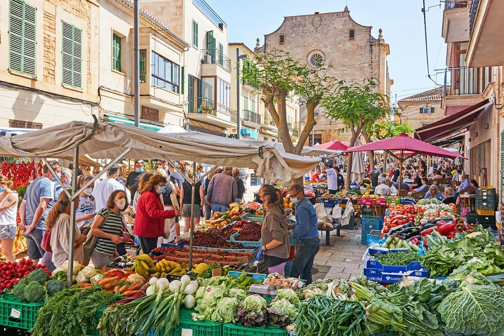 Der Wochenmarkt in der Stadt Santanyi auf Mallorca.