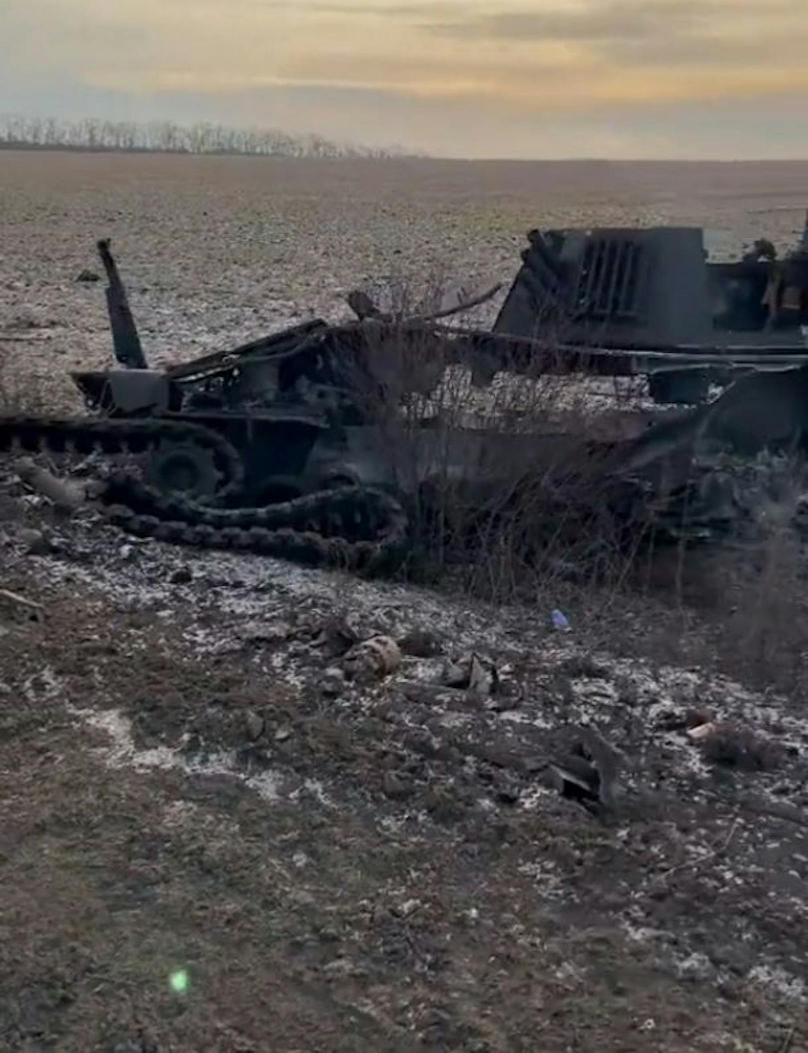 Eine Panzerhaubitze vom Typ M-109 A5Ö aus den früheren Beständen des österreichischen Bundesheeres wurde in der Ukraine in Trümmer geschossen.