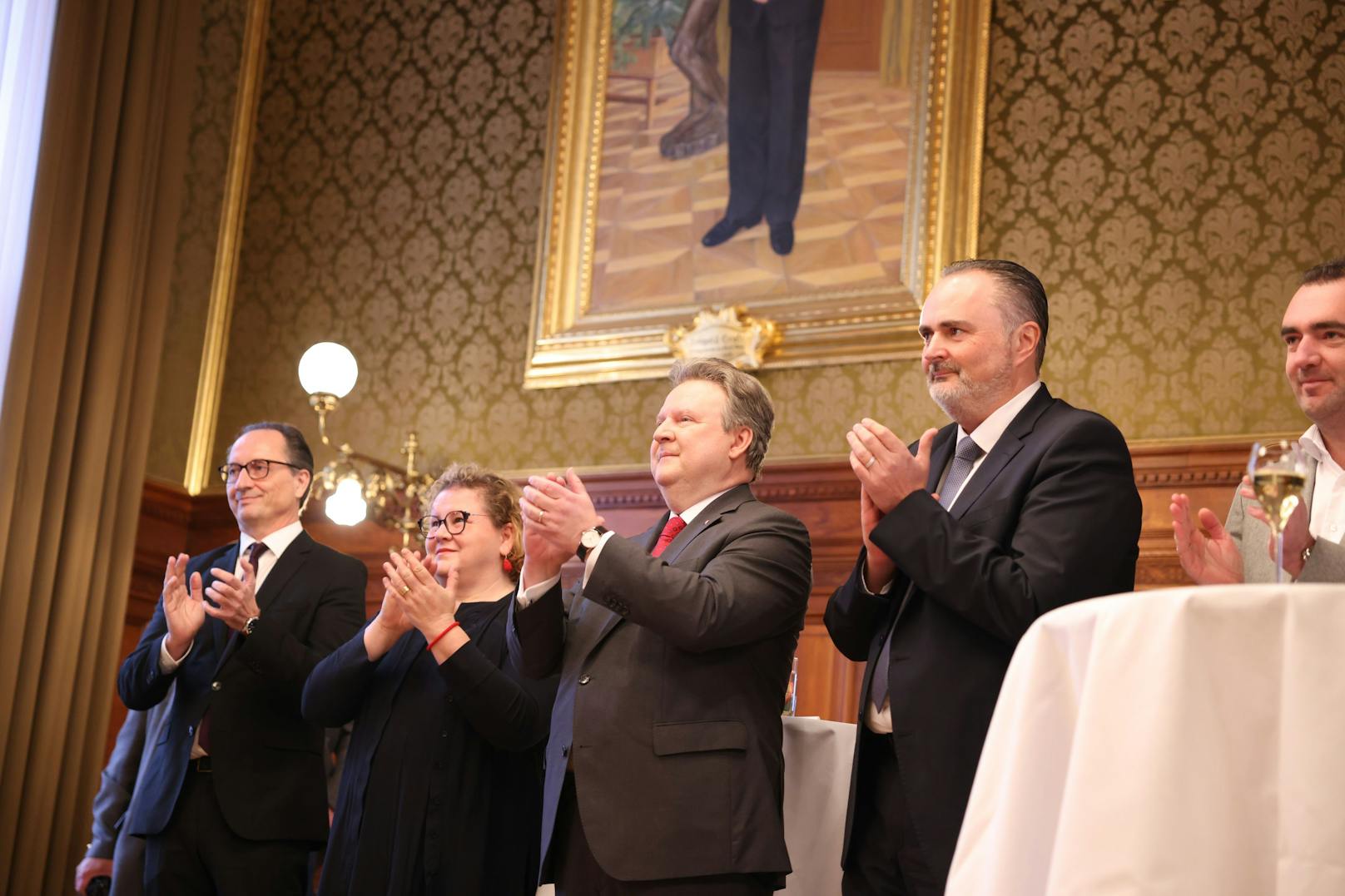 Wiens Bürgermeister Michael Ludwig übergab den Vorsitz der Landeshauptleute-Konferenz an Burgendlands Landeshauptmann Hans Peter Doskozil.