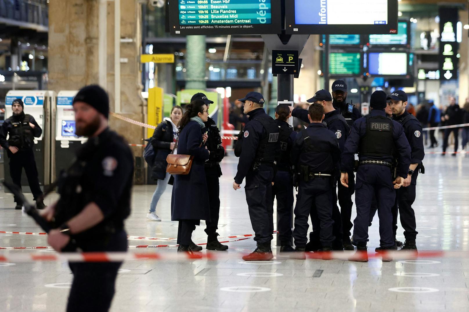 Bei einem Messerangriff am Pariser Bahnhof Gare du Nord hat ein Mann am Mittwochmorgen mehrere Menschen verletzt.