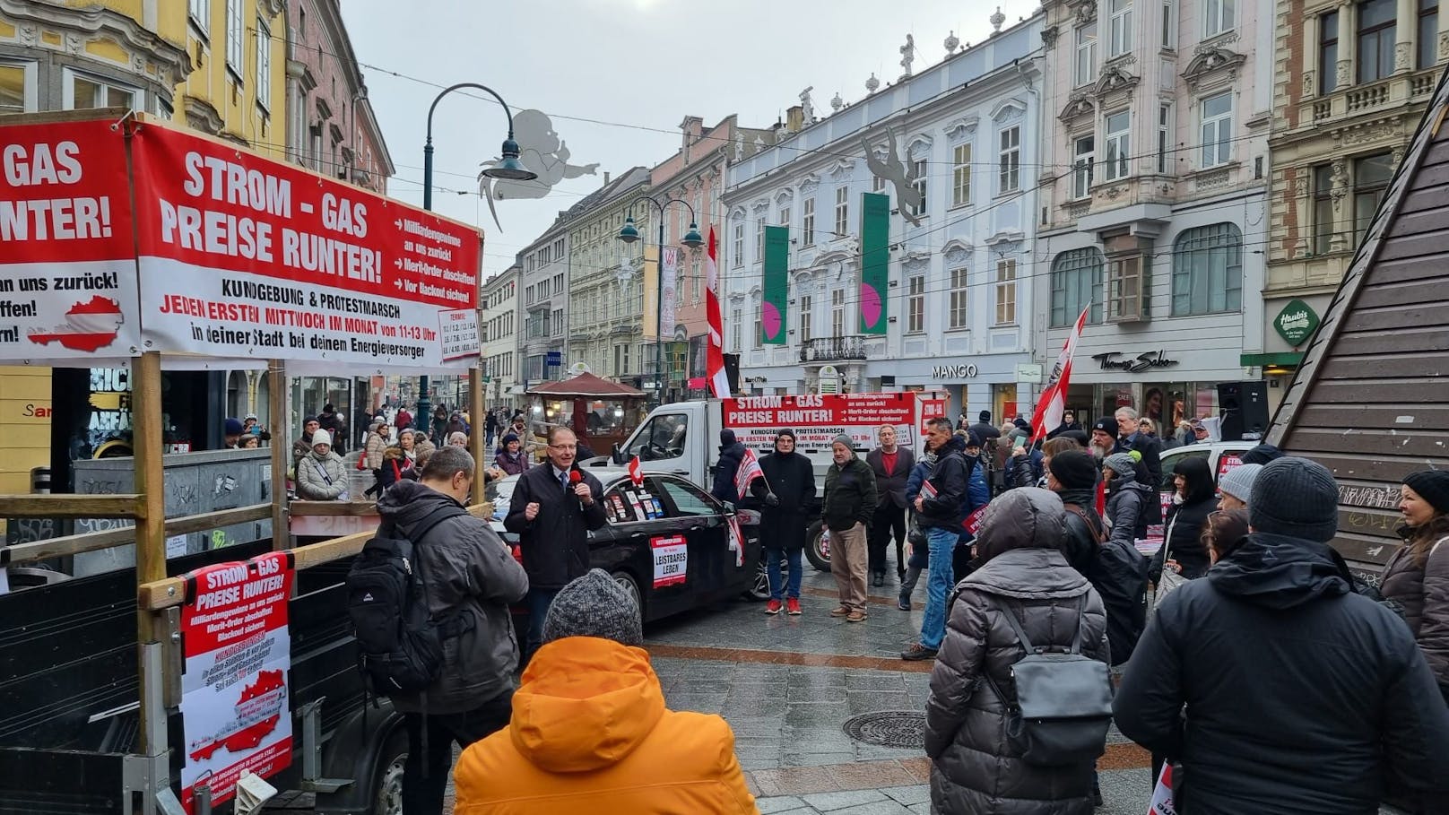 Rund 40 Teilnehmer versammelten sich am Taubenmarkt in der Linzer Innenstadt. Sie demonstrierten gegen die hohen Strom- und Gas-Preise.