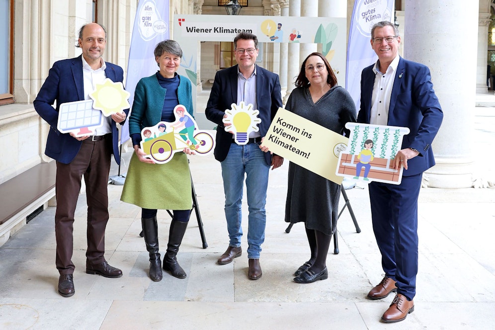 Klimasprecher Stefan Gara (Neos), Bezirkschefin Währing Silvia Nossek (Grüne), Klimastadtrat Jürgen Czernohorszky (SPÖ), Vize-Bezirkschefin Mariahilf Julia Lessacher (SPÖ) und Bezirkschef Floridsdorf Georg Papai (SPÖ, v.l.) bei der Präsentation.&nbsp;
