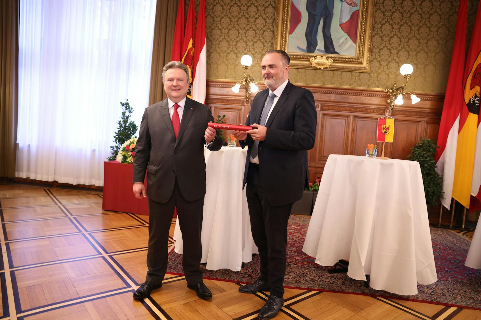 Wiens Bürgermeister Michael Ludwig übergab den Vorsitz der Landeshauptleute-Konferenz an Burgendlands Landeshauptmann Hans Peter Doskozil.