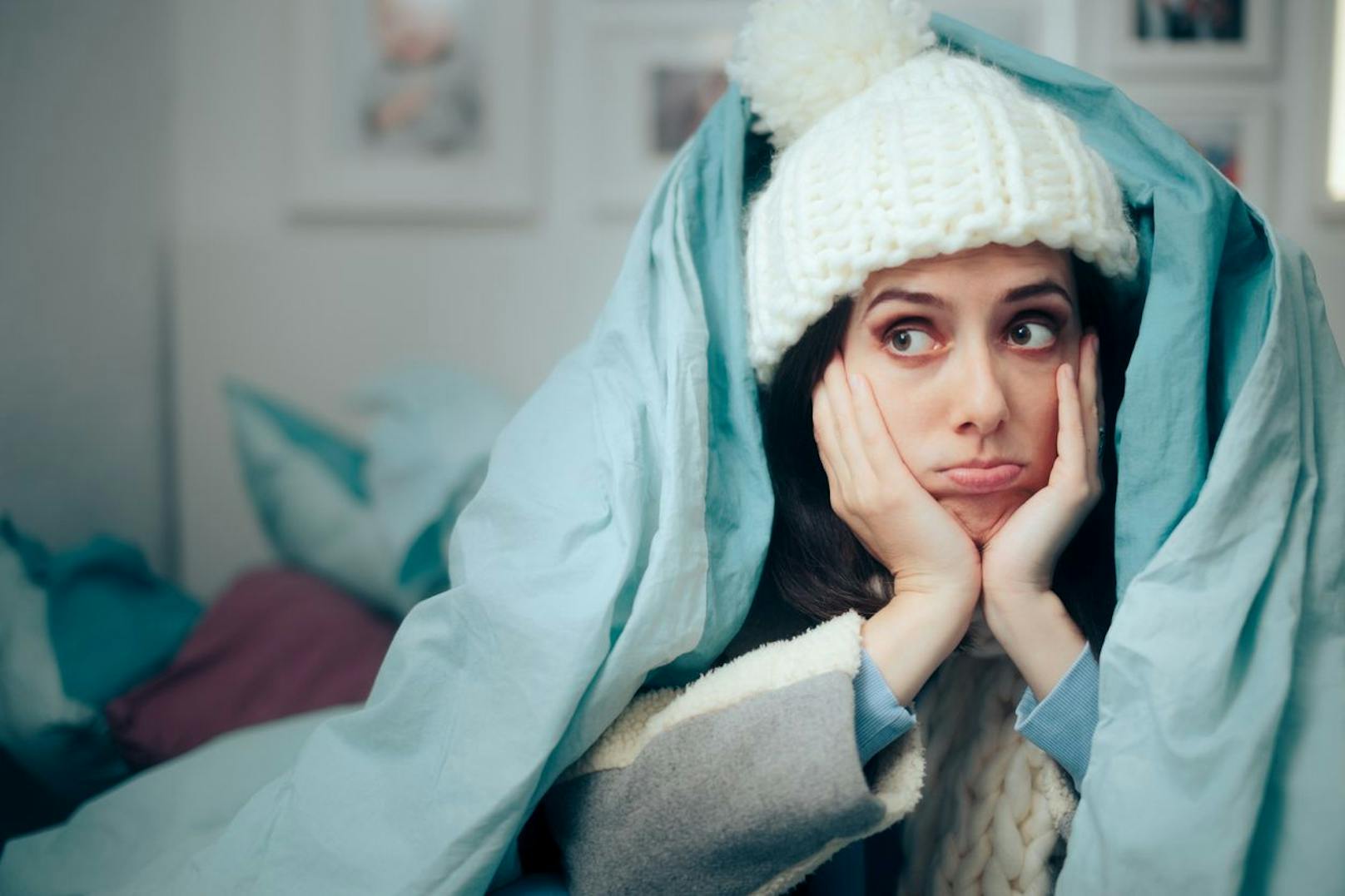 Eine kühlere Raumtemperatur kann dir beim Einschlafen helfen. Liegt deine Zimmertemperatur zwischen 16-18 Grad Celsius solltest du ungestört ruhen können.