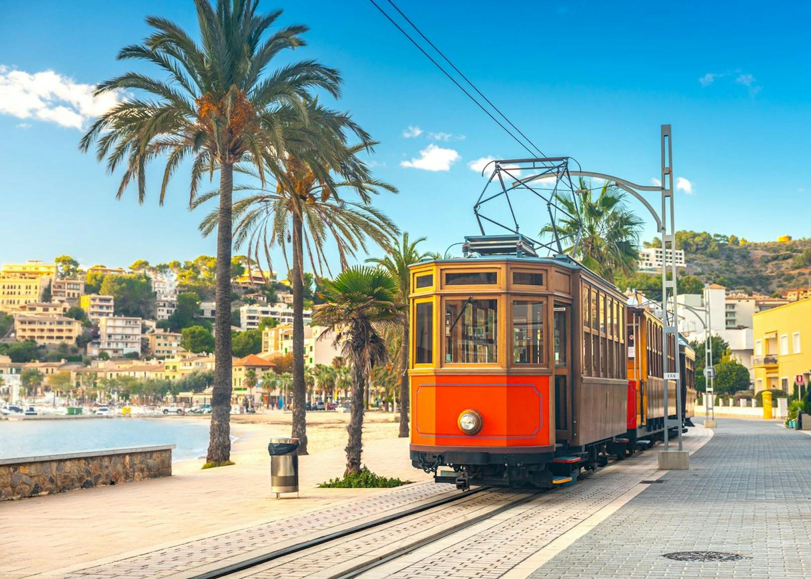 Die berühmte orangefarbene Straßenbahn auf Mallorca, Spanien.