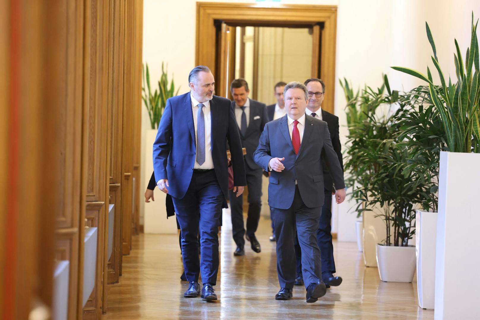 Wiens Bürgermeister Michael Ludwig übergab den Vorsitz der Landeshauptleute-Konferenz an Burgendlands Landeshauptmann Hans Peter Doskozil.