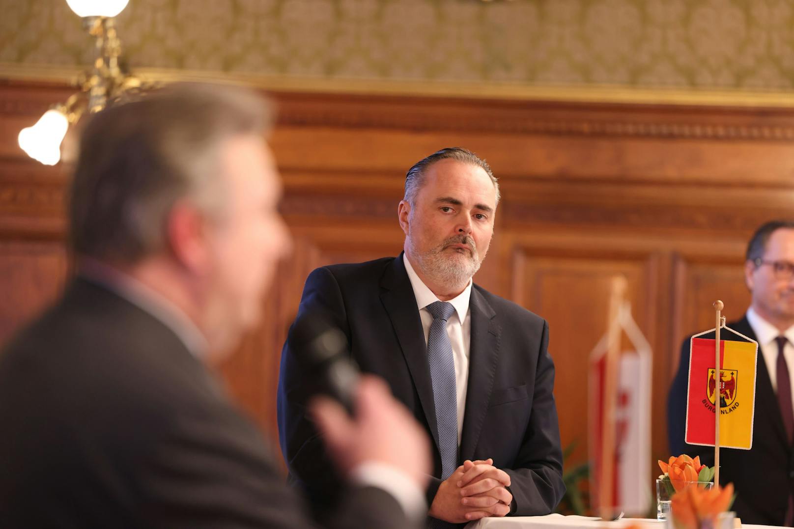 Wiens Bürgermeister Michael Ludwig übergab den Vorsitz der Landeshauptleute-Konferenz an Burgendlands Landeshauptmann Hans Peter Doskozil.