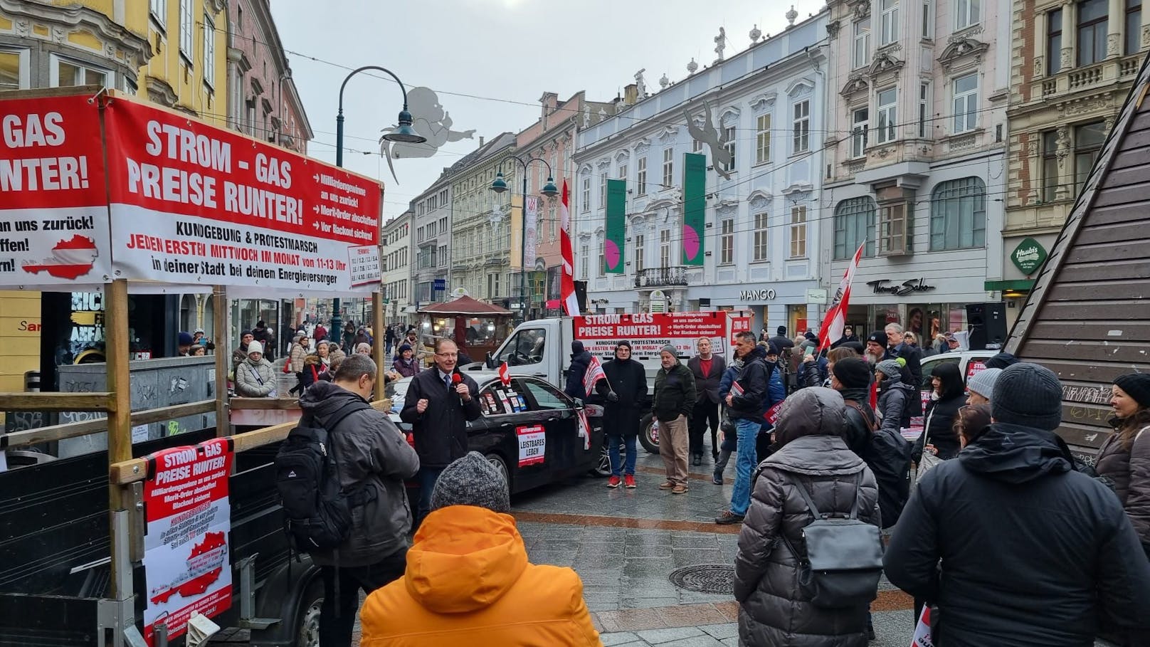 Rund 40 Teilnehmer waren zu Beginn am Taubenmarkt anwesend.