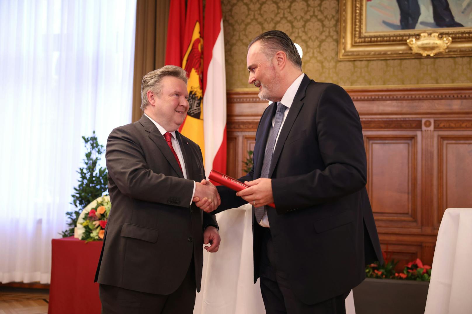 Wiens Bürgermeister Michael Ludwig übergab den Vorsitz der Landeshauptleute-Konferenz an Burgendlands Landeshauptmann Hans Peter Doskozil.