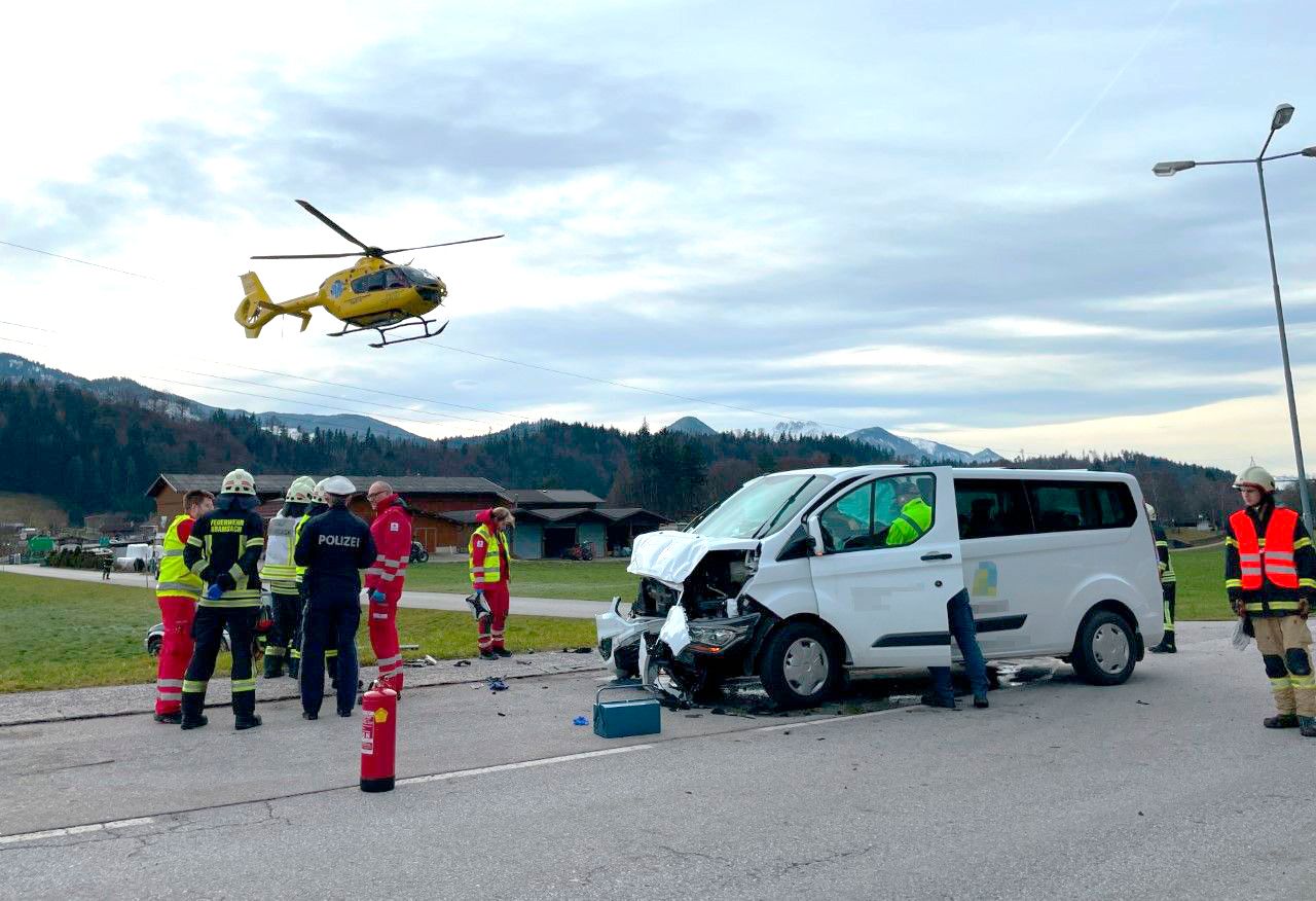 In Kramsach ereignete sich am Mittwoch (11.01.2023) ein schwerer Verkehrsunfall.