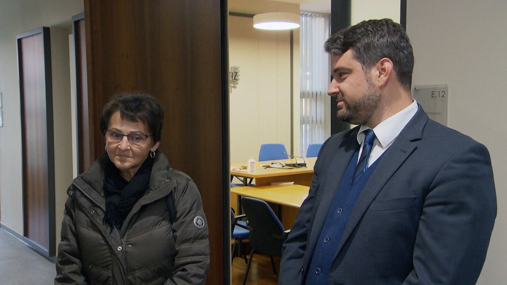 Gertrude F. (hier mit ihrem Anwalt Lukas Putz) soll die Zahlung per Fingerabdruck genehmigt haben.