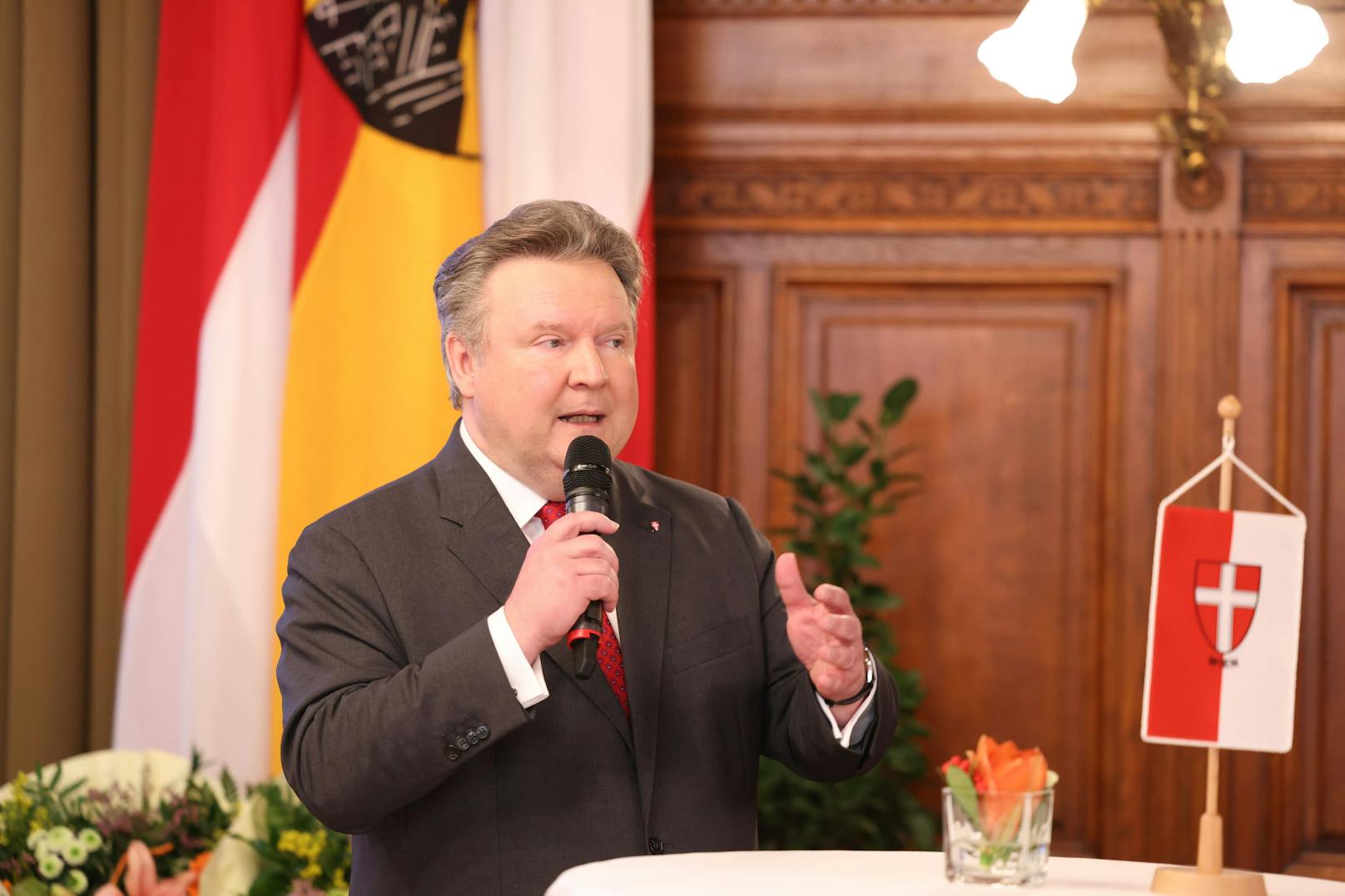 Wiens Bürgermeister Michael Ludwig übergab den Vorsitz der Landeshauptleute-Konferenz an Burgendlands Landeshauptmann Hans Peter Doskozil.